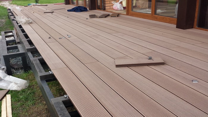 Как  крепить террасную доску на регулируемые опоры